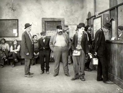 Charlot en la cola de desempleo que representa la pel&iacute;cula